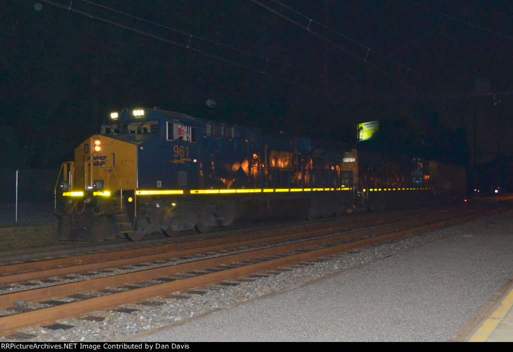 CSX ES44AH 961 leads Q300-16